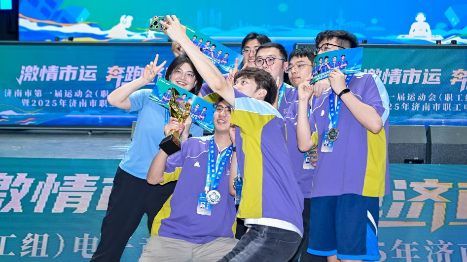 2025上海长江半程马拉松鸣枪开赛2025-04-01.