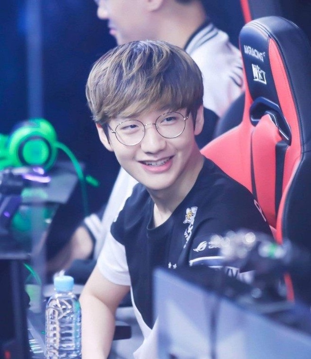 缺乏固定的 缺乏固定的